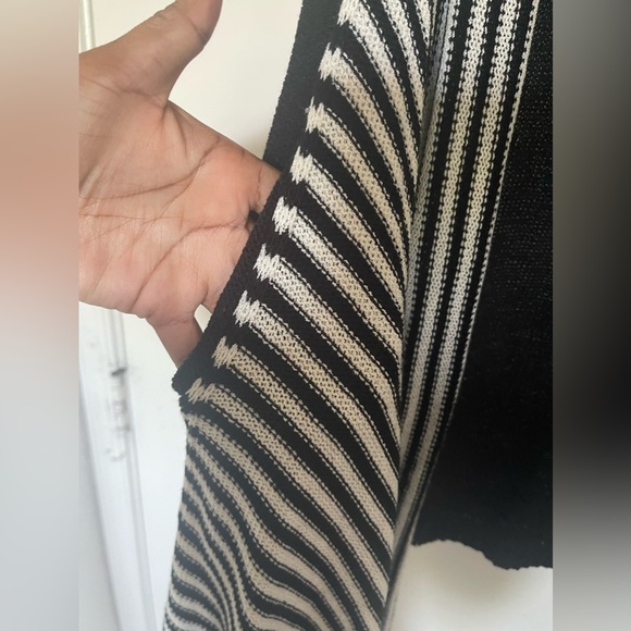 EUC Blk/ Wht handkerchief bottom knit vest by BCBGMaxAzria, Sz.L - Picture 4 of 4